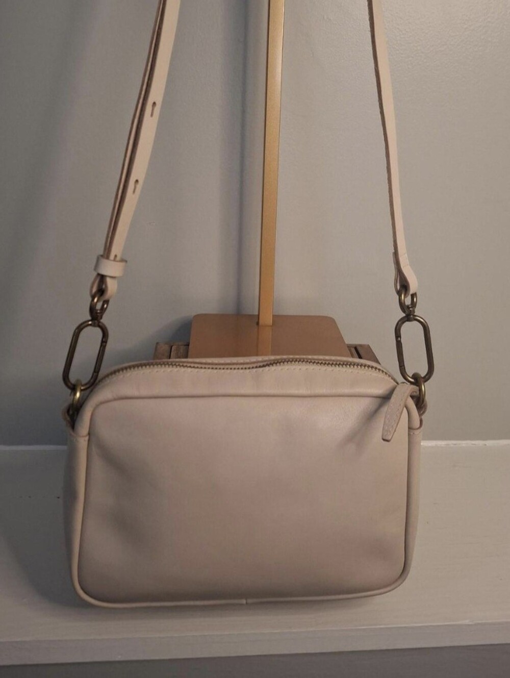 Madewell Carabiner Medium Italian Leather Crossbody Bag Cream EUC - Picture 2 of 5